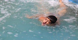 Nevşehirde Serinlemek İsteyen Çocuklar Süs Havuzuna Girdi