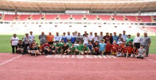 Dev Statta Bu Sefer Minikler Mücadele Etti