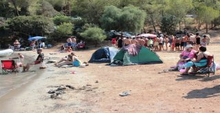 Hayırsever İşadamı Lüks Yatı İle Geldi, Halk Plajında Lahmacun Ayran Dağıttı