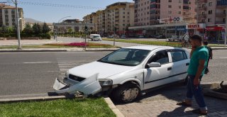 Otomobil Refüje Çarptı: 4 Yaralı