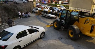 İş Makinesi Otoparkın Önüne Çekildi, Araçlar Mahsur Kaldı