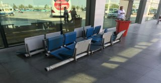 Otobüs, Peronda Bekleyen Yolcuların Arasına Daldı: 3 Yaralı