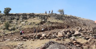 Define Ararken Mezarlıkları Tahrip Ettiler