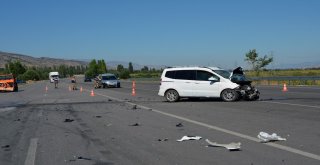 Sivasta Hafif Ticari Araç İle Otomobil Çarpıştı: 6 Yaralı