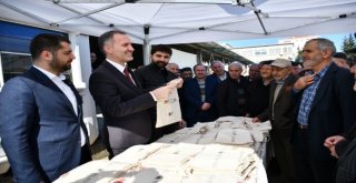 İnegöl Belediyesi Bez Torba Dağıtımlarına Alanyurtta Devam Etti