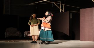 Erzincan Belediyesi Şehir Tiyatrosu Evcilik Oyununu Sahnelendi