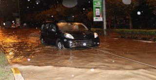 İstanbulda Araçlar Yağmur Sularında Mahsur Kaldı