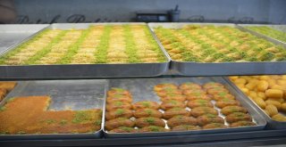 Bayram Tatlıları Tezgahlardaki Yerini Aldı