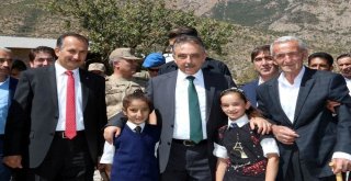 Vali Toprak, Irak Sınırındaki Köyleri Ziyaret Etti