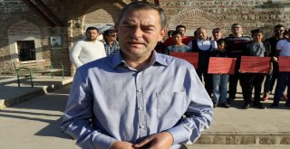 Caminin Tahribata Uğramasının Ardından Bir Mahalle Ayakta