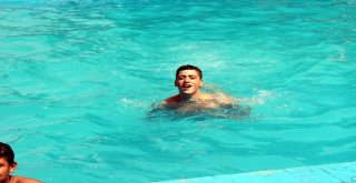 Sıcaktan Bunalan Türk Ve Suriyeli  Gençler Havuzda Yüzerek Serinliyor