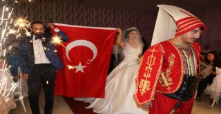 Gelin Ve Damat Yeniçerilerle Salona Girdi