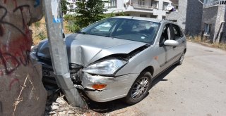 Bayan Sürücü Direğe Çarptı: 4 Yaralı