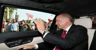 Cumhurbaşkanı Recep Tayyip Erdoğan, Tbmmden Ayrılarak Anıtkabire Doğru Yola Çıktı.