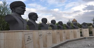 Bölge Aşıklarının Heykelleri Kars Kalesi Eteklerinde Sergileniyor
