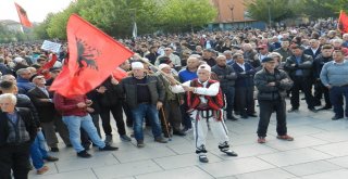 Kosova Cumhurbaşkanı Başkent Priştinede Protesto Edildi