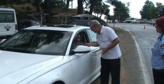 Araçları Durdurup Kitap Dağıttılar