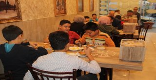 Sabah Namazına Camiye Gelen Çocuklara Çorba İkram Ediyor