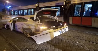 Cevizlibağda Otomobil Tramvaya Çarptı: 2 Yaralı