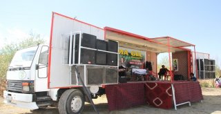 Ailece Müzik Yaparak Geçimlerini Sağlamaya Çalışıyorlar