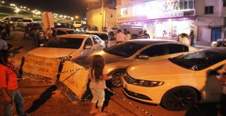 Kamyonet Park Halindeki 5 Araca Çarptı