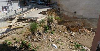 Apartmanın Altı Oyuldu, Vatandaşlar Korkudan Evlerine Giremiyor