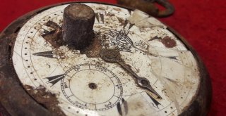 Kurşunun Durdurduğu Saat Görenleri Şaşırtıyor