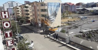 Külliye İnşaatında Yıkım Çalışması Başladı