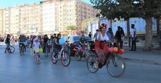 Süslü Kadınlar, Egzoz Kokusuna Karşı Pedal Çevirdi