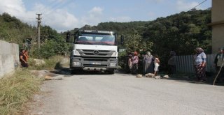 Kamyonlardan Şikayet Eden Mahalleli Yolu Kapatıp Eylem Yaptı