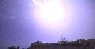 Şimşekler Gökyüzünü Böyle Aydınlattı