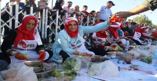 Şanlıurfada 300 Kişi Aynı Anda Çiğköfte Yoğurdu
