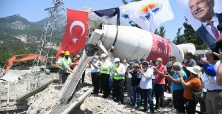 Her koşulda halka hizmet sürüyor