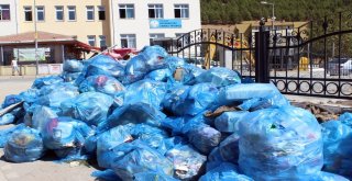 Öğrenciler Yarım Saatte 2 Kamyon Çöp Topladı