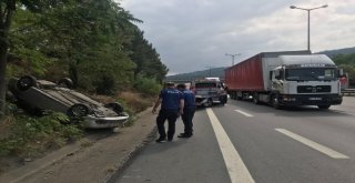 Tem Otoyolunda Otomobil Yol Kenarına Devrildi: 1 Yaralı