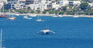 Uzay Mekiği Görünümündeki 15 Milyonluk Yat Bodruma Demirledi