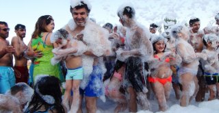 (Özel) Van Gölü Sahilinde Köpük Partisi