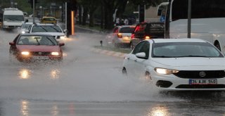 Bir Anda Bastırdı, Caddeler 5 Dakikada Göle Döndü