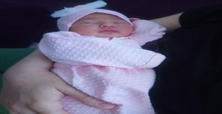 Kız Bebeğin Doğum Raporuna Erkek Yazılınca Kimlik Çıkaramadı