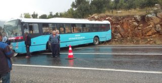 Belediye Otobüsü Yoldan Çıkarak Kayalıklara Çarptı: 20 Yaralı