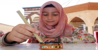 Kuran Kursunda Hat Sanatını Öğreniyorlar