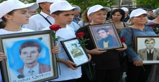 Kosovalılar Dünya Kayıp Kişiler Gününde Yürüdü