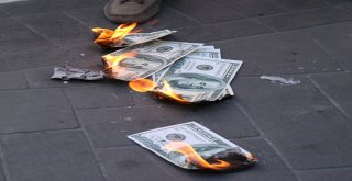 Boluda Dolar Fotokopisini Önce Ayaklar Altına Aldılar, Sonra Yaktılar