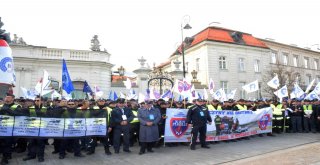 Polonyada “Üniformalı Memurlar” Hükümeti Protesto Etti