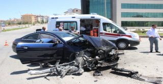Karamanda Lüks Otomobil, Belediye Otobüsüne Çarptı: 2 Yaralı