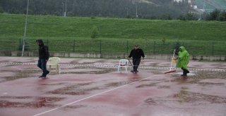 Atletizm 4. Uluslararası Sprint Ve Bayrak Yarışmaları Kupası Yoğun Yağmur Altında Devam Ediyor