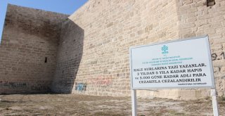 Tarihi Kalenin Surları Yaz-Boz Tahtasına Döndü