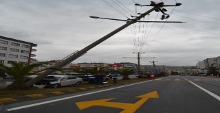 Yoldan Çıkan Otomobil Orta Refüjdeki Elektrik Direğine Çarptı: 3 Yaralı