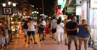 Kuşadasında Adım Atacak Yer Kalmadı