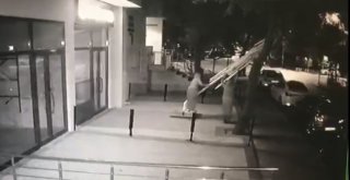 (Özel) İstanbulda Dev Şemsiyeyi Halterci Gibi Kaldırıp Çalan Kadın Hırsızlar Kamerada